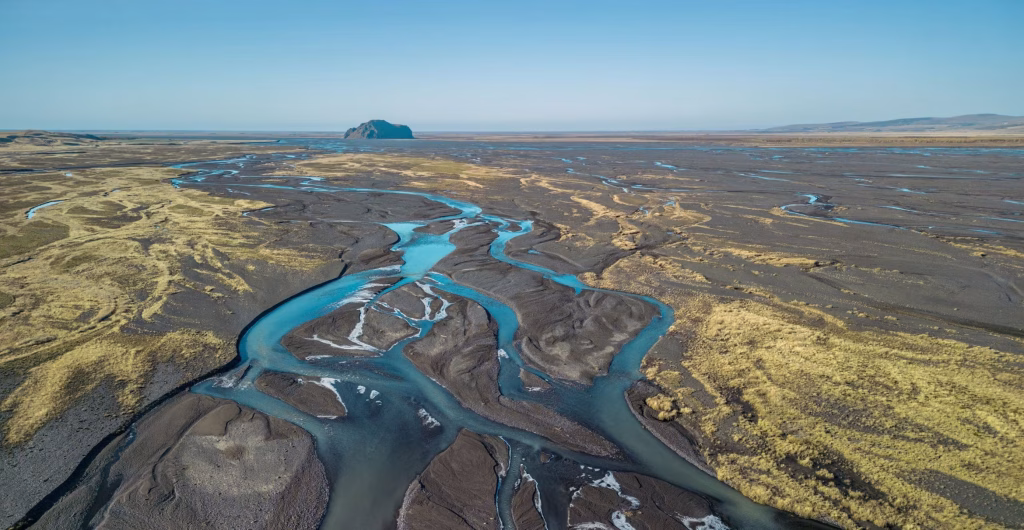 Multi-channel rivers predominate in Iceland’s easily eroded volcanic soil. (Luca Ronchi via iStock)